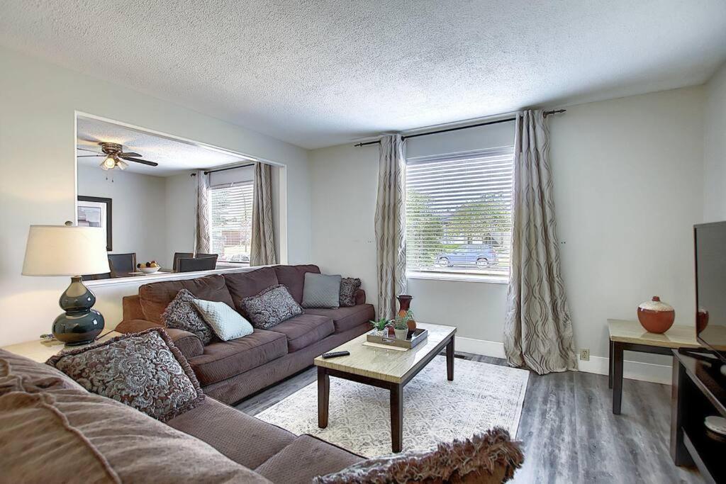 Cozy Reno, Ac 5br 2bths Huntington Holiday home Calgary